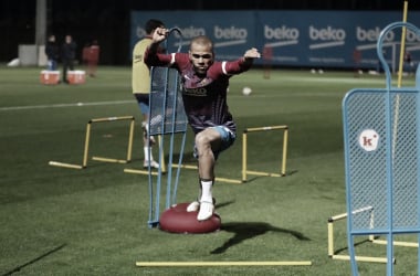 Dani Alves viste la
convocatoria del Barça en Riad