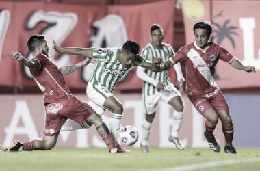 Atlético Nacional cayó en el final ante Argentinos y comprometió su clasificación en Libertadores