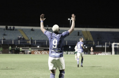 Avaí
domina vice-líder Goiás e vence com presença da torcida na Ressacada 