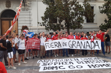 Aficionados del Granada CF se concentran para pedir la salida de DDMC