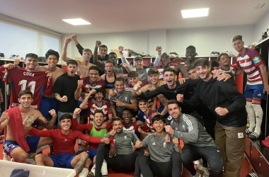 Los jugadores del Recreativo Granada celebran la victoria en el vestuario | Foto: Granada CF