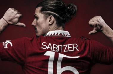 Sabitzer posa con la camiseta del Manchester United | Foto: Manchester United