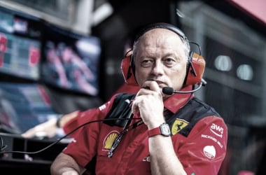 Frédéric Vasseur é questionado pela imprensa sobre o desempenho brilhante de Bearman em Jeddah pela Ferrari 