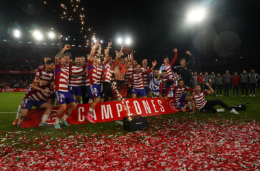 Los jugadores del Granada celebran en Los Cármenes el ascenso tras ser además campeones de Segunda | Foto: Pepe Villoslada / Granada CF