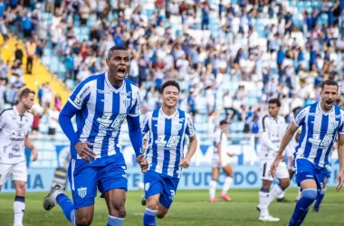 Artilheiro Cléber fez dois gols (Foto: Fabiano Rateke / Avaí FC)