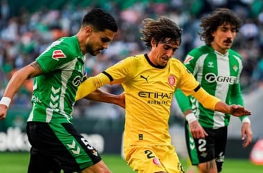 Bryan Gil intenta conducir un balón ante la presión de Bartra | Fuente: Fútbol Fantasy