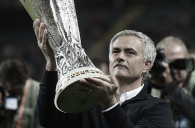 José Mourinho con el título de la UEFA Europa League logrado en las filas del Manchester United / Fuente: Manchester United