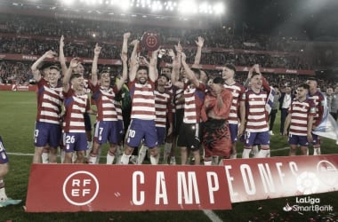 La plantilla del Granada celebra el título de campeón de Liga de Segunda . Foto: LaLiga SmartBank