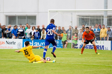 Deyverson regala al Alavés su primera victoria estival