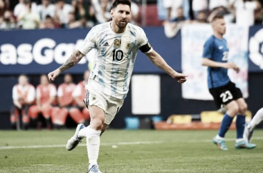 POR PRIMERA VEZ. Messi anota cinco goles en un mismo partido con la camiseta de la Selección Argentina. Foto: Web
