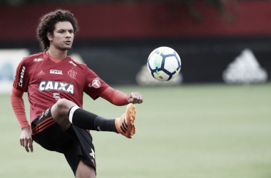 Flamengo negocia venda do volante William Arão para Olympiacos, da Grécia