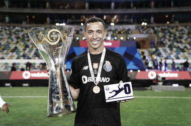 ÚLTIMA FUNCIÓN. Marchesín y el trofeo de la Supercopa de Portugal. Foto: Web