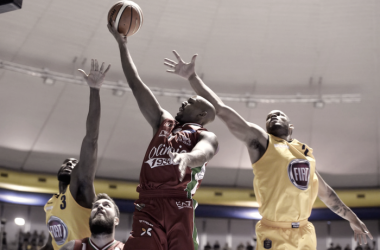 Risultato finale EA7 Milano - Fiat Torino in Lega Basket serie A 2016/17 (81-74): l'Olimpia ha la meglio sui gialloblu