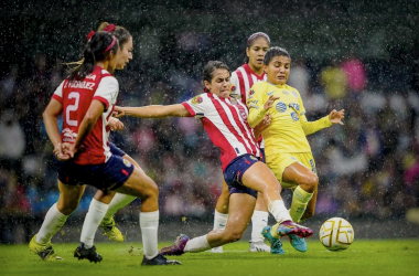 En medio de una torrencial lluvia, Damaris Godínez y Casandra Cuevas disputan el balón. (Foto: Chivas)