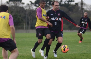 Atlético-PR recebe o Santos mirando a vice-liderança