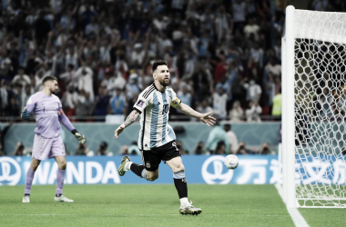 INTELIGENTE. Messi abrió el encuentro con un zurdazo entre varias piernas australianas. Foto: Prensa Selección Argentina