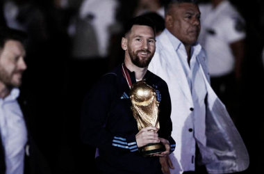 SUEÑO HECHO REALIDAD. Messi por fin levantó la ansiada Copa del Mundo. Foto: Web