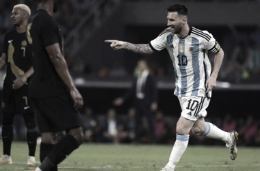 NUEVA MARCA. Messi se volvió a llevar un nuevo balón a su museo personal por el hat-trick que le anotó a Curazao. Foto: Web
