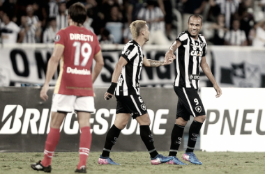 Com direito a gol de bicicleta, Botafogo vence Estudiantes na Libertadores