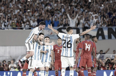 RENDIDO. De Paul se le sube a Messi tras el golazo para liquidar la historia contra los panameños. Foto: Web