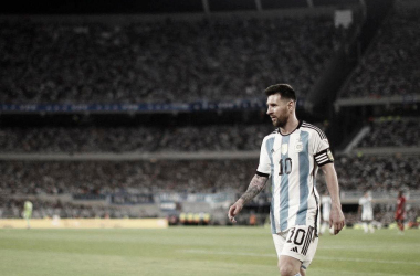 LE SIENTA BIEN. Messi tiene saldo positivo cada vez que jugó en el Monumental. Foto: Web