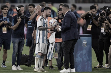 ENTREGA PERSONAL. Claudio Tapia(derecha) le entregue a Messi el balón con el que convirtió su gol cien en la Selección. Foto: Web
