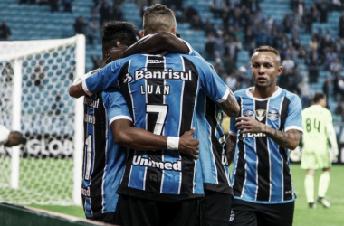 Grêmio vence Coritiba na Arena e segue a pressionar Corinthians na luta pela liderança
