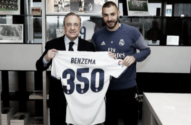 Florentino Pérez entrega a Benzema la camiseta de sus 350 partidos