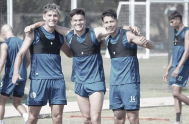 DEL EXTRANJERO. Thomas Galdames (medio) acompañado de Larrosa y Fernández, los charrúas se perderán el duelo ante Independiente. Foto: Instagram Thomas Galdames