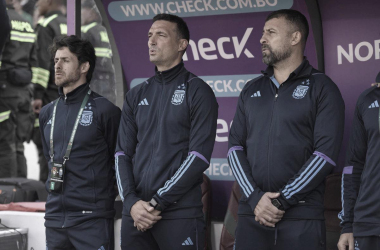 CAUDILLOS. Lionel Scaloni acompañado de Aimar (izquierda) y Samuel (derecha) dos de sus ayudantes de campo más directo. Foto: Web&nbsp;