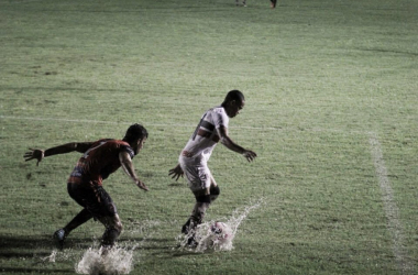 Debaixo de chuva, Santa Cruz empata com Flamengo de Arcoverde e segue mal no Pernambucano