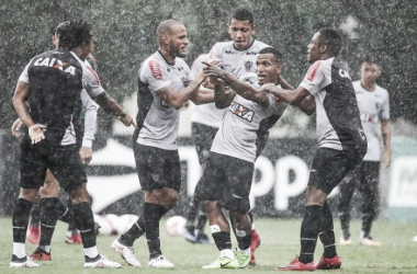 Sem Oswaldo de Oliveira, auxiliar-técnico comanda treino e repete equipe titular do Atlético-MG