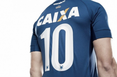 Nova terceira camisa “monocromática” do Cruzeiro ganha previsão de estreia