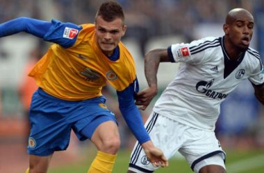 Neustadter rescata al Schalke en el descuento