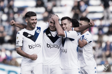 Julián Fernández festeja el gol con sus compañeros (foto: prensa Vélez)