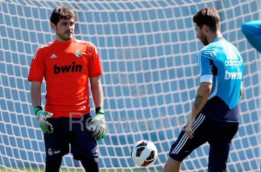 Figo visitó la Ciudad Real Madrid en el primer entrenamiento de la semana