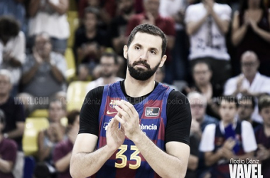 La mejor versión de Mirotic guía al Barça hacia la primera victoria en Europa