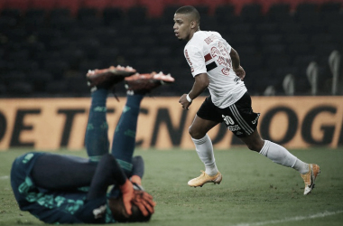 Com falha bizarra de Hugo Souza, São Paulo bate Flamengo no Maracanã pela Copa do Brasil