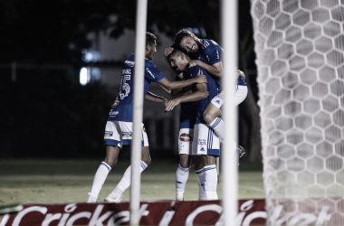 Em jogo truncado e na bola parada, Cruzeiro vence Vitória no Barradão