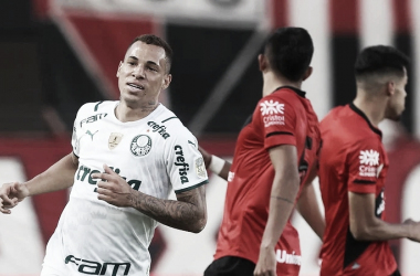 Com gols no fim, Palmeiras bate Atlético-GO e se mantém na liderança do Brasileirão