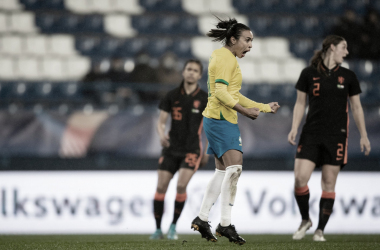 Marta sai do banco, garante empate e Brasil mantém invencibilidade contra Holanda