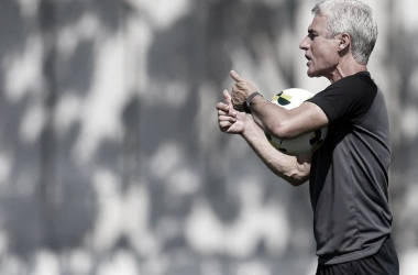 Luís Castro mostra insatisfação e aponta desempenho não esperado em empate do Botafogo