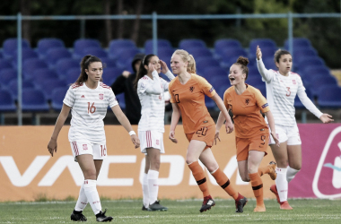 Toña Is y la capitana de la sub-17, orgullosas tras el europeo