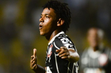 Romarinho marca duas vezes e Corinthians volta a vencer no Pacaembu