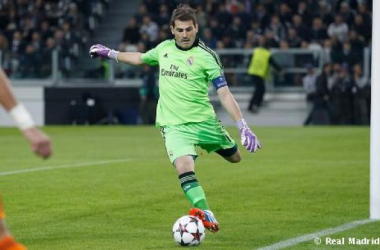 Iker Casillas: &quot;Estoy contento, jugar ahora está muy caro&quot;