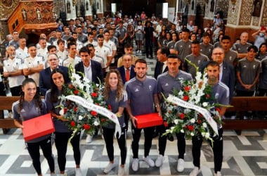 El Granada CF ofrece una ofrenda floral a la Virgen de las Angustias 