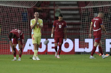 La campeona de Europa no pasa del empate en su estreno ante Serbia