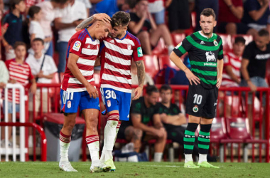 <div style="text-align: left;">Ricard Sánchez y Uzuni celebrando un gol ante el Racing de Santander.f uente: Getty Images</div>