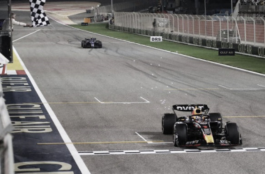Verstappen cruzando primero la línea de sentencia | Foto: Fórmula 1
