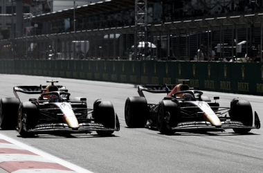 Verstappen superando a Checo Pérez | Foto: Fórmula 1